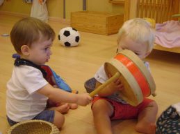 dos nens intereccionant amb un timbal